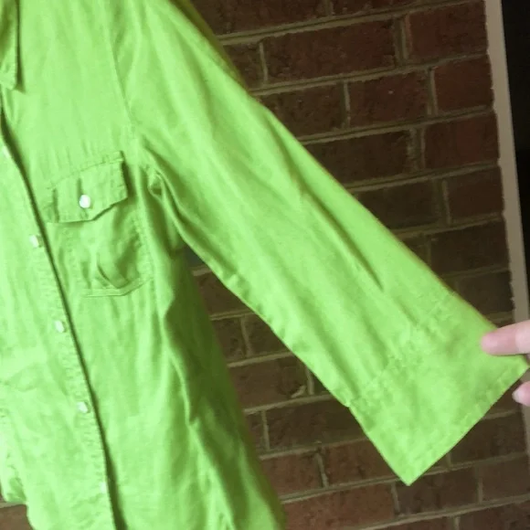 Talbots Linen 3/4 sleeve, sleeve buttons up, pocket on left chest. - Picture 4 of 5